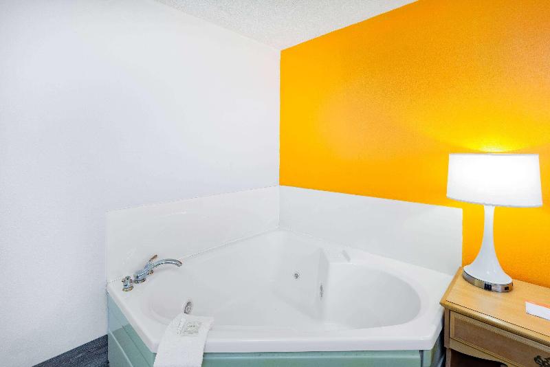 Howard Johnson by Wyndham Staunton image
