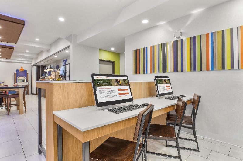 Holiday Inn Express & Suites Tacoma