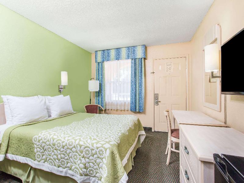 Days Inn By Wyndham Bradenton I-75 image