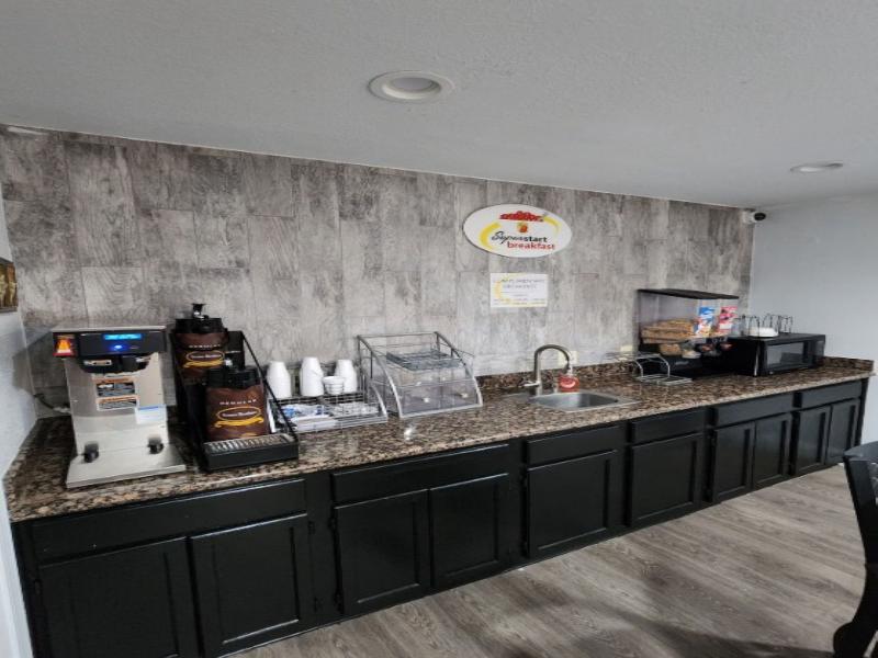Super 8 By Wyndham Shreveport image