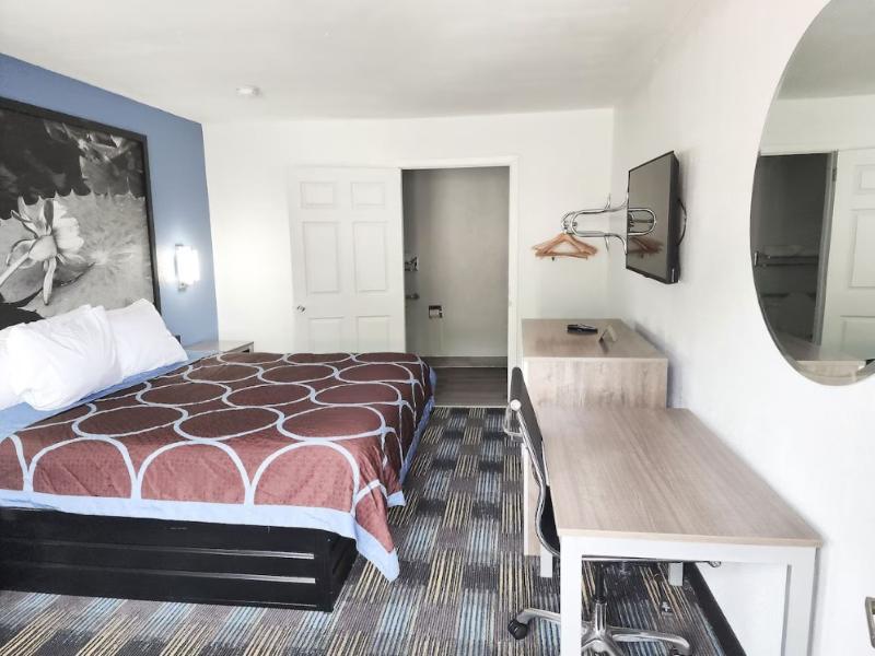 Super 8 By Wyndham Shreveport image