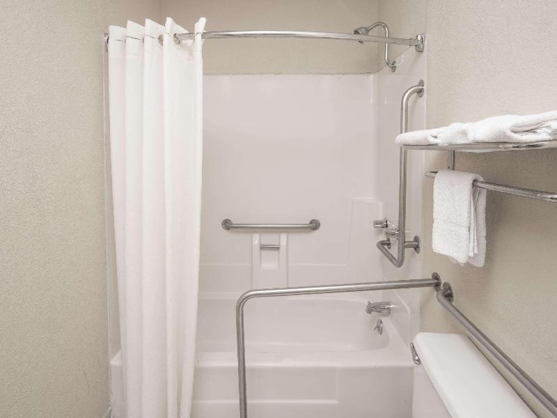 Super 8 By Wyndham Shreveport image