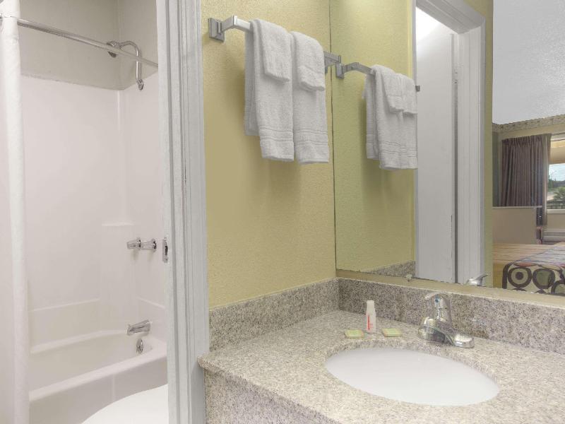 Super 8 By Wyndham Shreveport image