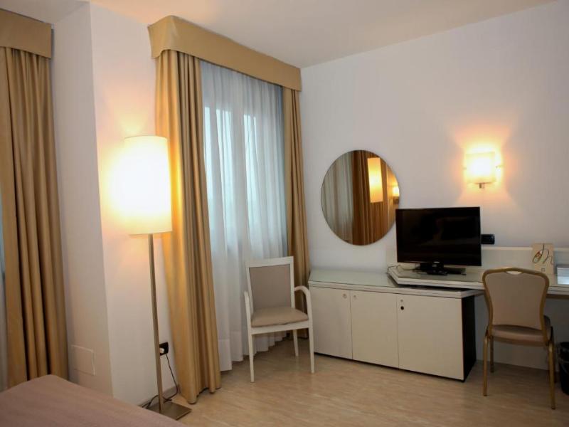 Mediterraneo Palace image