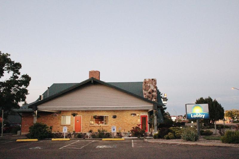 Days Inn by Wyndham Show Low image