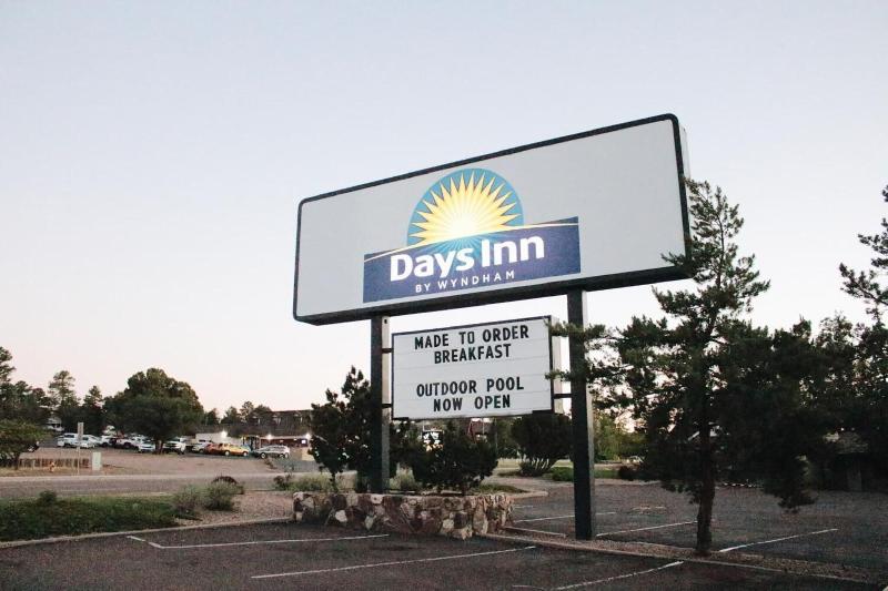 Days Inn by Wyndham Show Low image