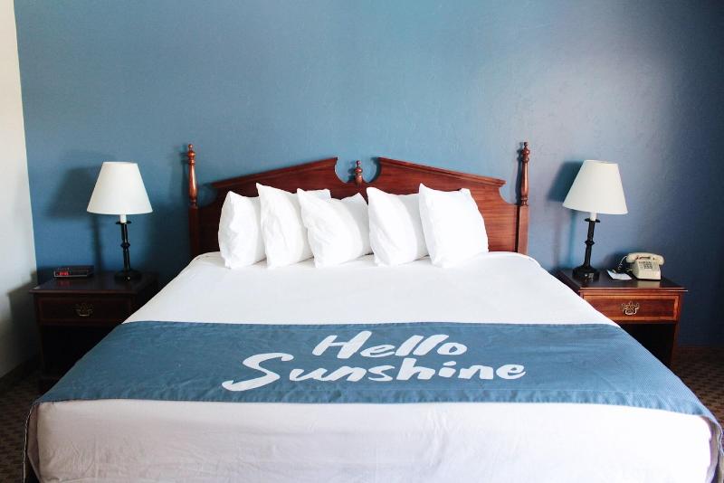 Days Inn by Wyndham Show Low image