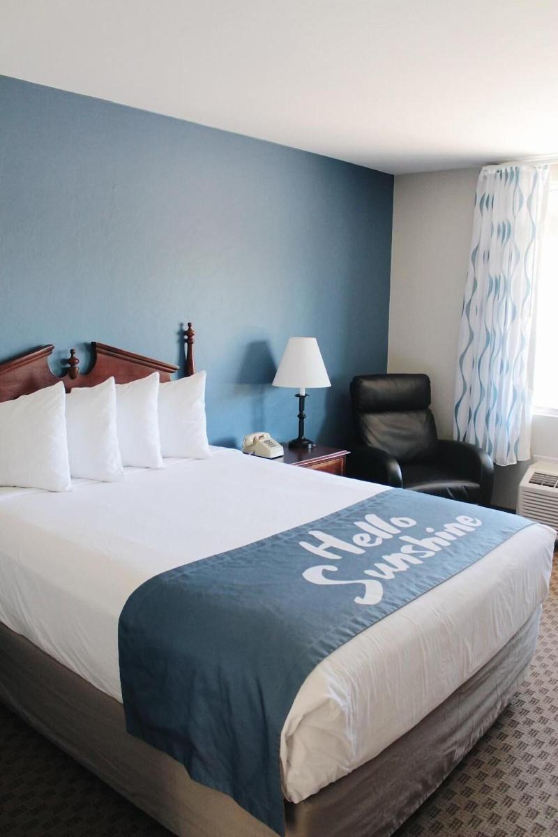 Days Inn by Wyndham Show Low image
