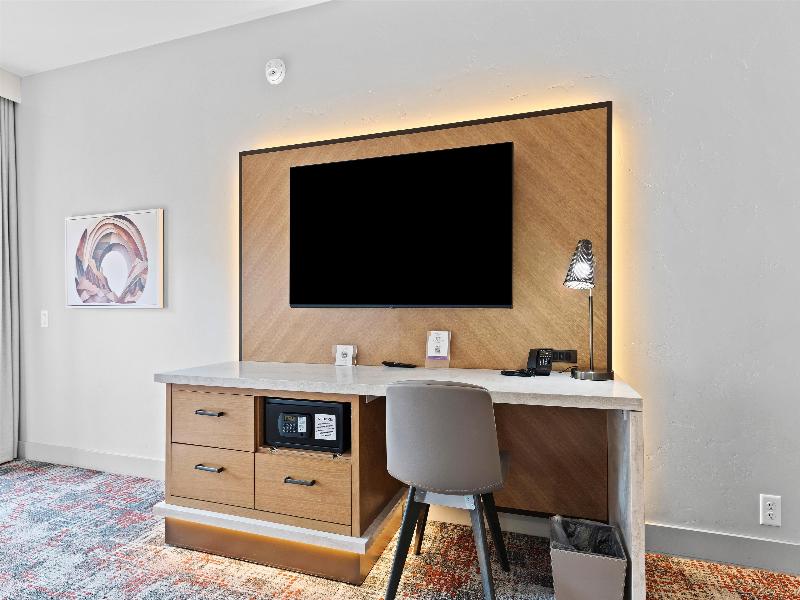 De Novo Springdale Tapestry Collection Hilton image