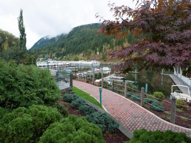 Super 8 By Wyndham Sicamous image
