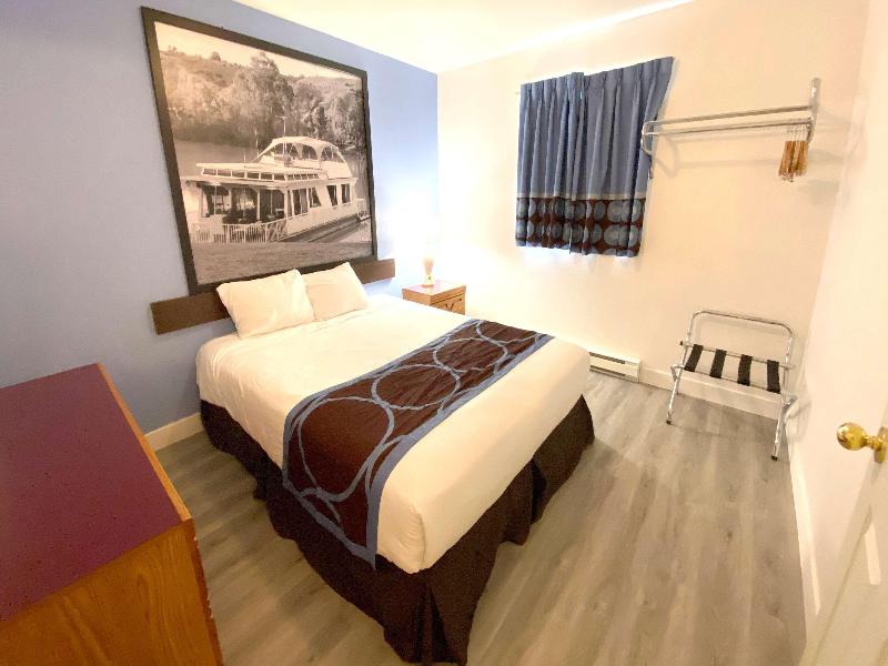 Super 8 By Wyndham Sicamous image
