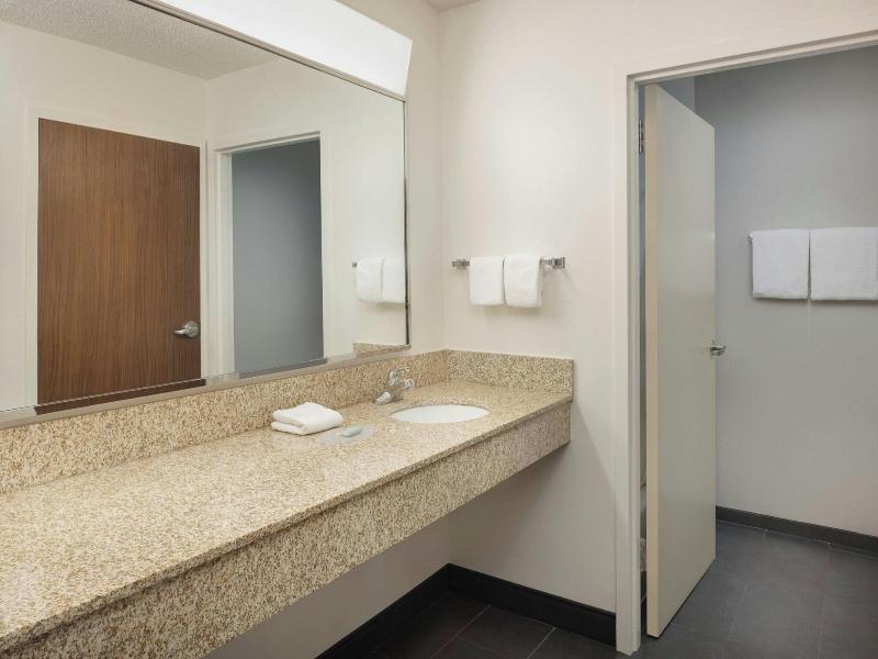 Courtyard By Marriott Springfield Airport image