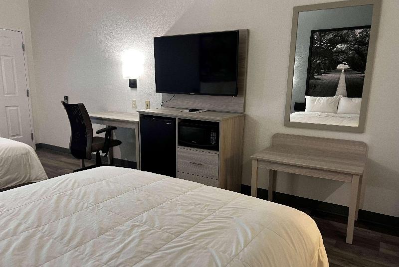 Super 8 By Wyndham Rosenberg Tx image