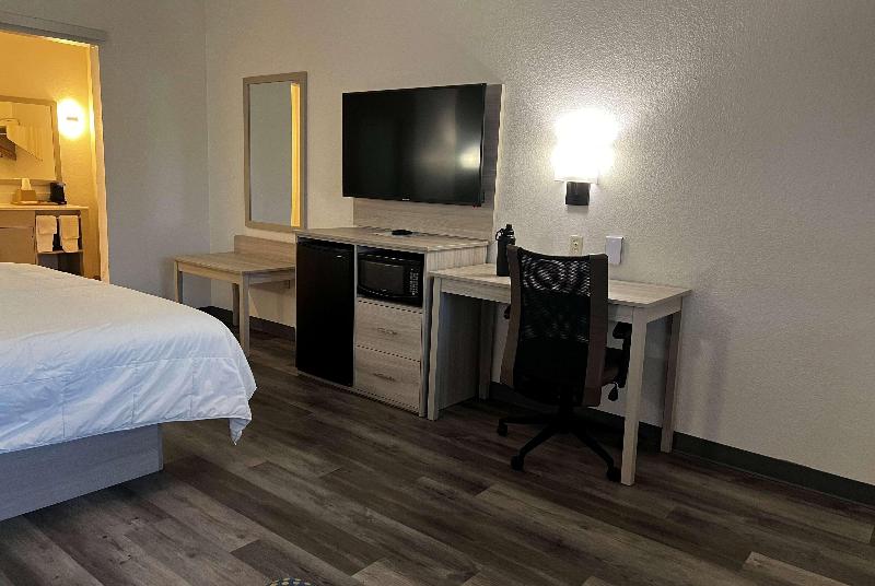 Super 8 By Wyndham Rosenberg Tx image