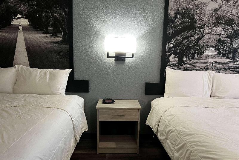 Super 8 By Wyndham Rosenberg Tx image