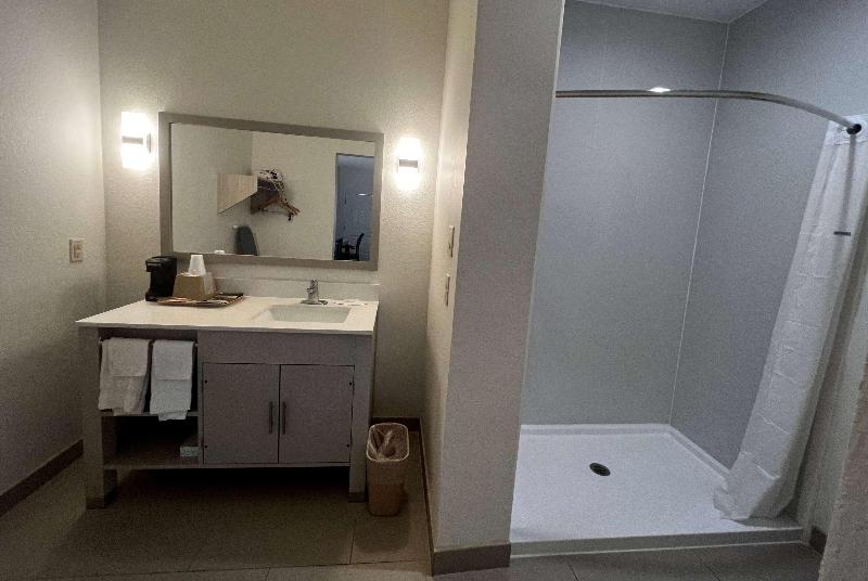 Super 8 By Wyndham Rosenberg Tx image