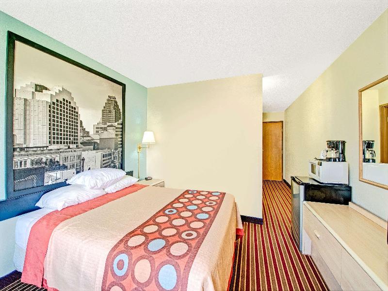 Super 8 by Wyndham San Antonio/Fiesta image