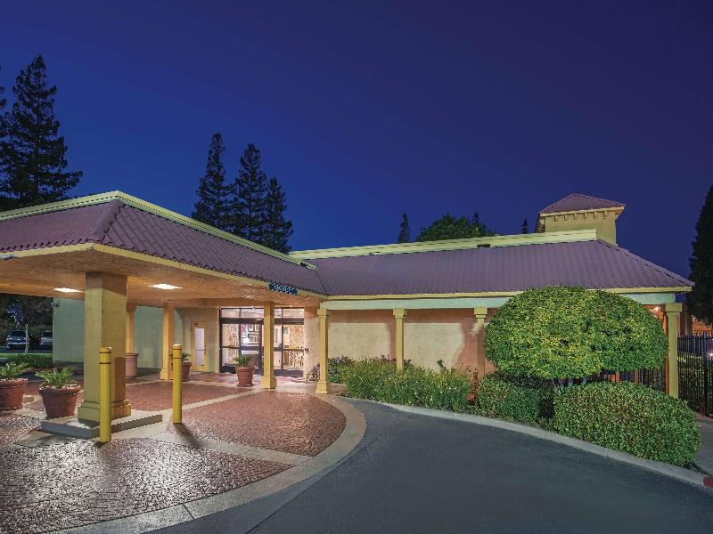 Howard Johnson by Wyndham Sacramento Downtown image