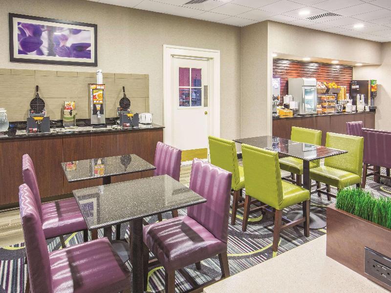 Howard Johnson by Wyndham Sacramento Downtown image