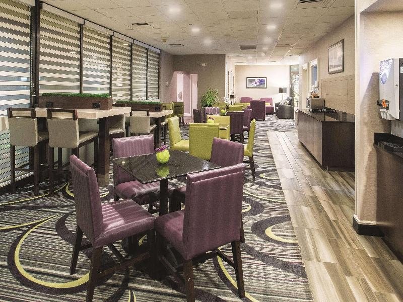 Howard Johnson by Wyndham Sacramento Downtown image