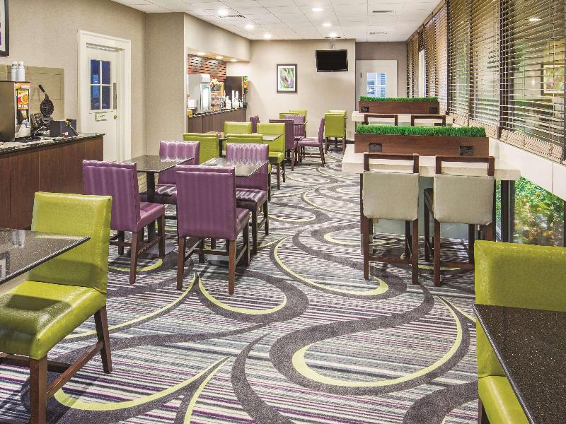 Howard Johnson by Wyndham Sacramento Downtown image