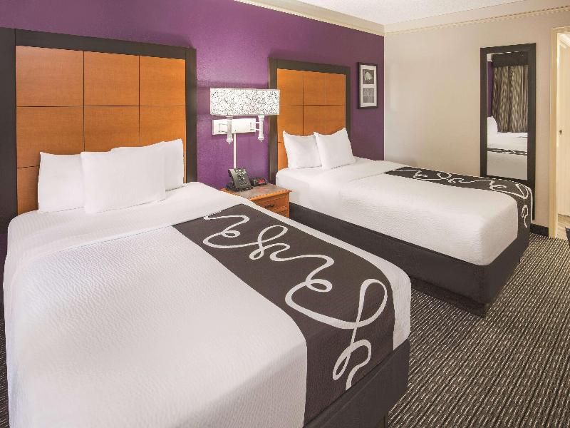 Howard Johnson by Wyndham Sacramento Downtown image