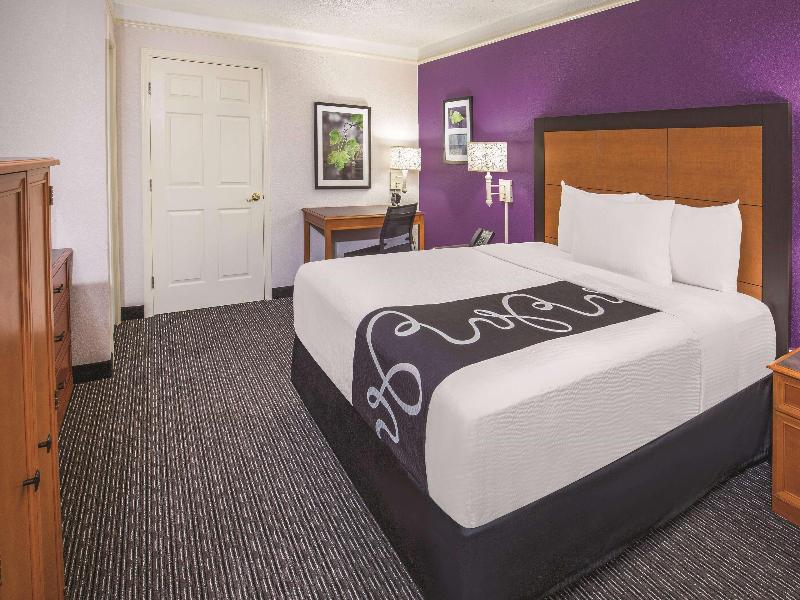 Howard Johnson by Wyndham Sacramento Downtown image