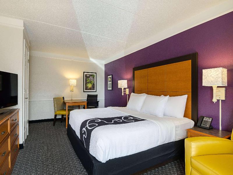 Howard Johnson by Wyndham Sacramento Downtown image