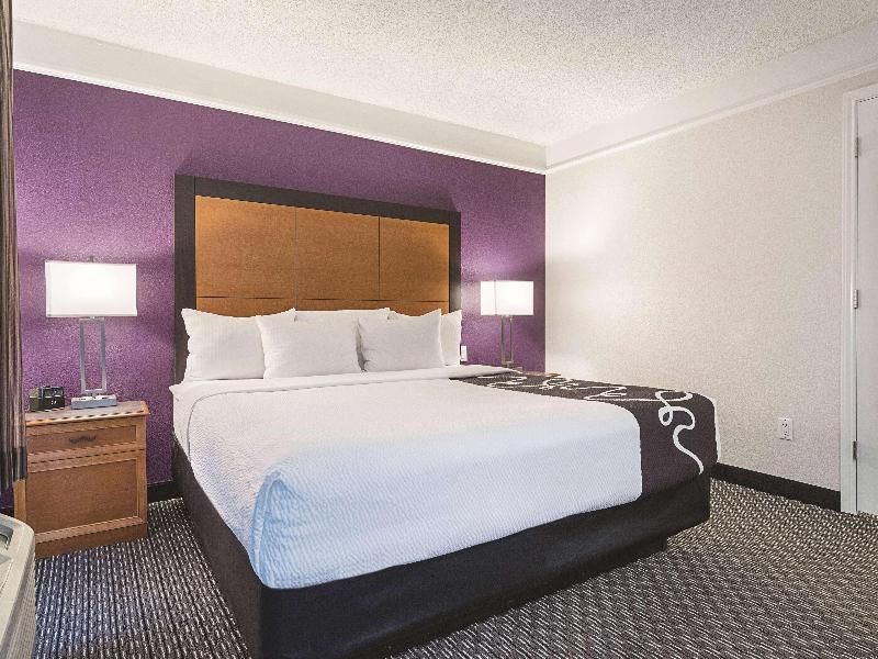 Howard Johnson by Wyndham Sacramento Downtown image