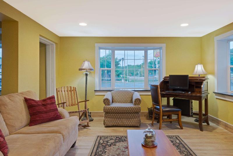 Super 8 by Wyndham Sturbridge image