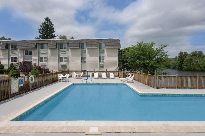 Super 8 by Wyndham Sturbridge image