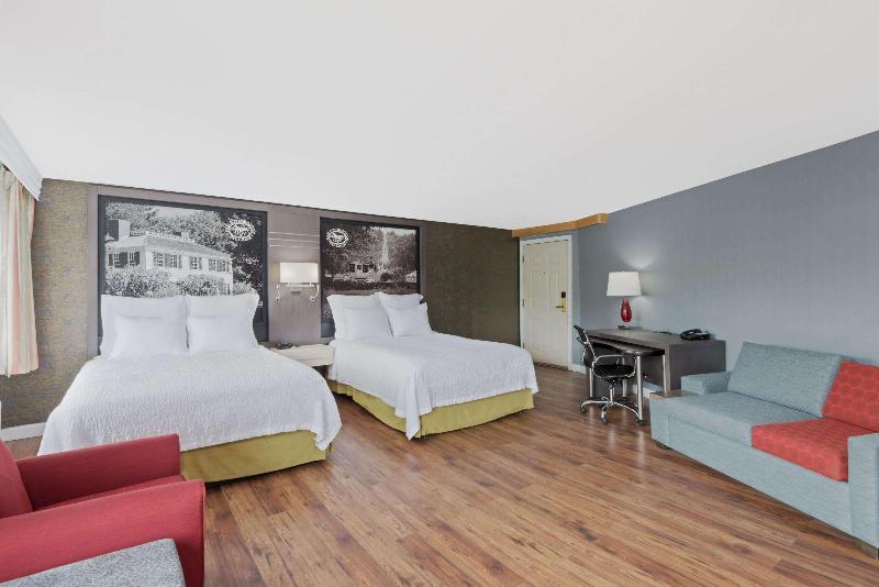 Super 8 by Wyndham Sturbridge image