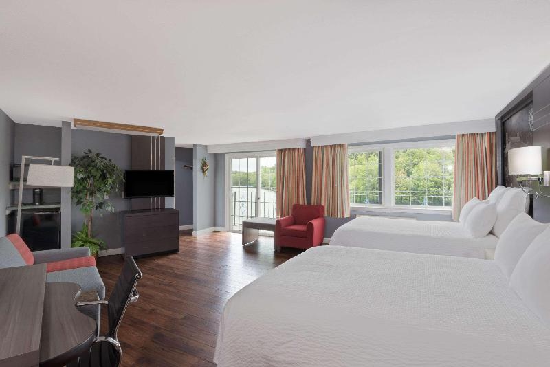 Super 8 by Wyndham Sturbridge image