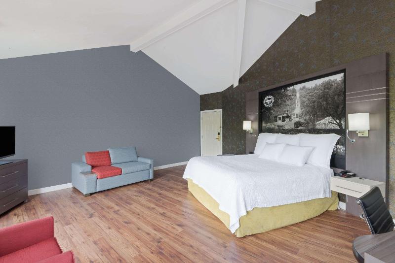 Super 8 by Wyndham Sturbridge image