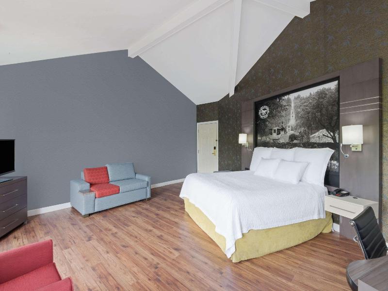 Super 8 by Wyndham Sturbridge image