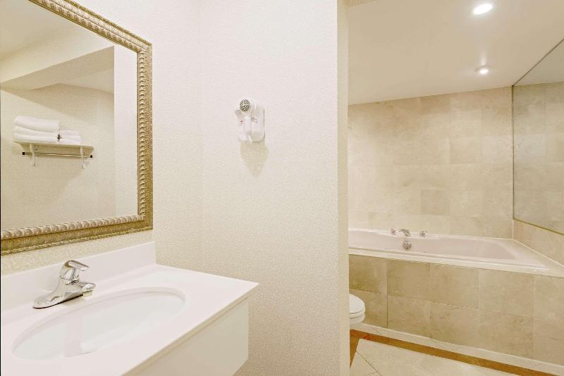 Super 8 by Wyndham Sturbridge image