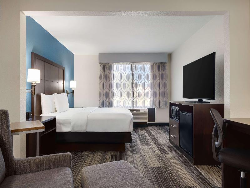 La Quinta Inn & Suites Springfield Airport Plaza image