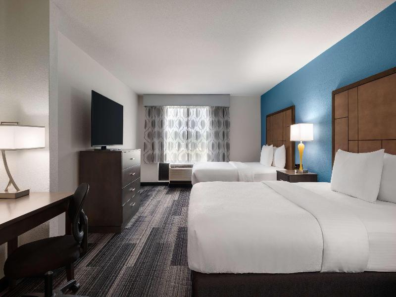 La Quinta Inn & Suites Springfield Airport Plaza image