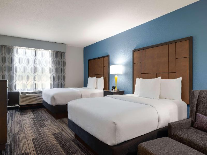 La Quinta Inn & Suites Springfield Airport Plaza image