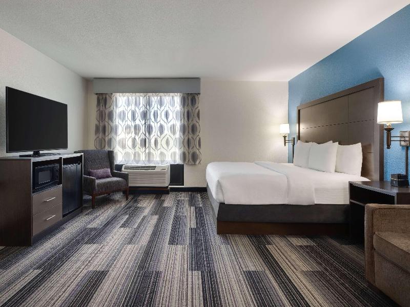 La Quinta Inn & Suites Springfield Airport Plaza image