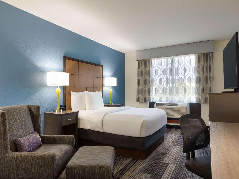 La Quinta Inn & Suites Springfield Airport Plaza image
