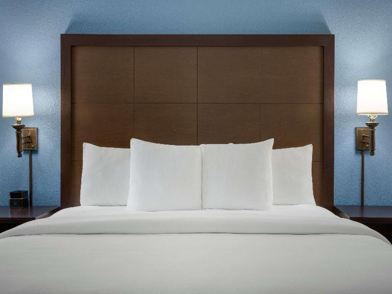 La Quinta Inn & Suites Springfield Airport Plaza image