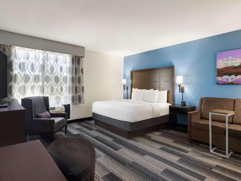La Quinta Inn & Suites Springfield Airport Plaza image