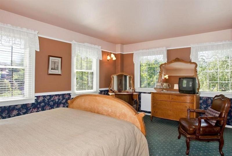 Bacon Mansion Bed & Breakfast image