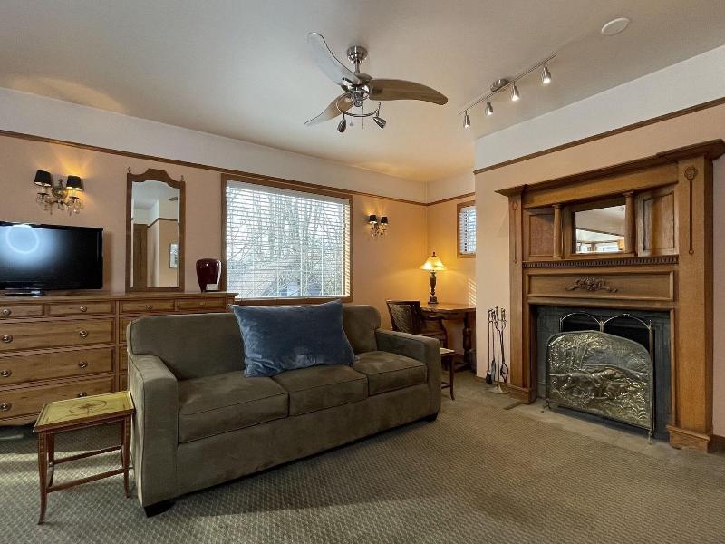 Bacon Mansion Bed & Breakfast image