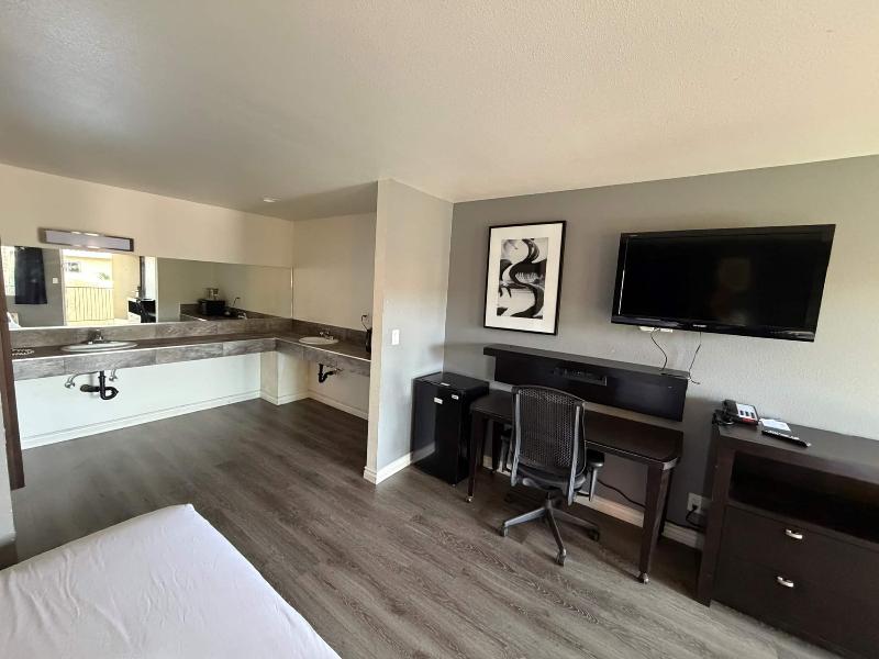 Travelodge by Wyndham Hemet CA image