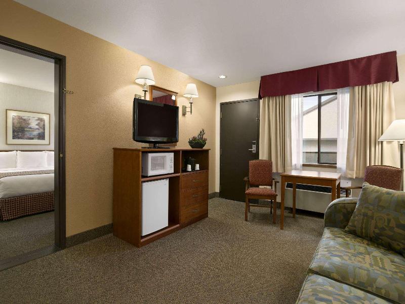 SUITE DELUXE KING BED — photo 4