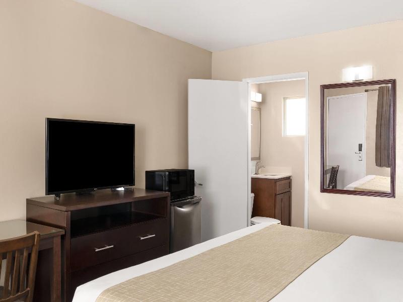 Room TWO DOUBLE BEDS — photo 6