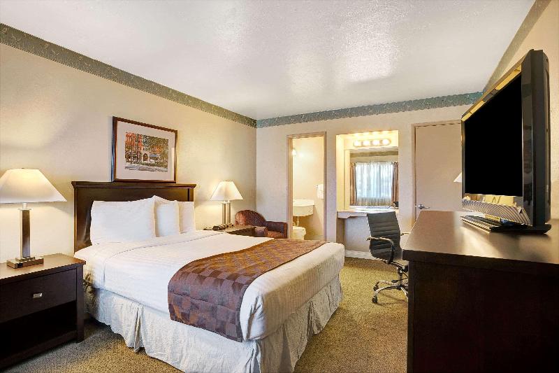 Travelodge By Wyndham Everett City Center image