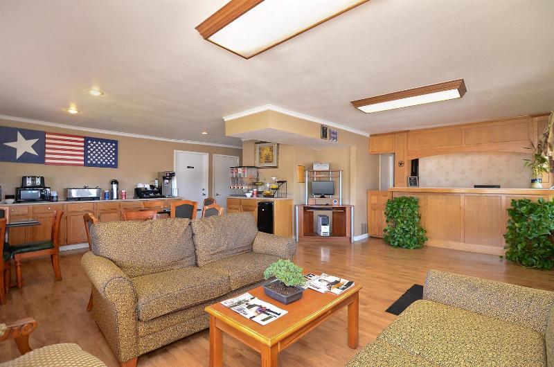 Americas Best Value Inn Stephenville image 4